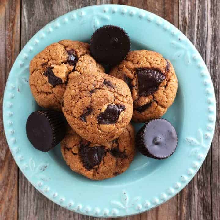 Overhead view of cookies on a plate on a wooden table.